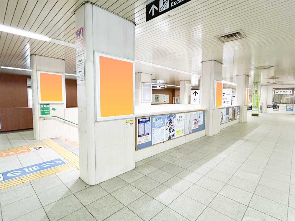 四条駅 階段上柱 B1ポスター広告