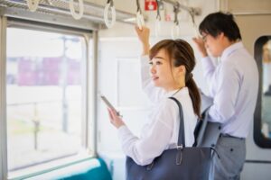 電車に乗る女性